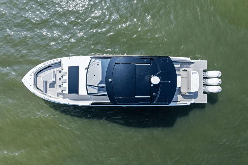 Slide: The Image of Cruisers 50 GLS Outboard 2025 - 6