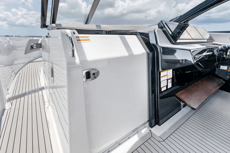 Slide: The Image of Cruisers 50 GLS Outboard 2025 - 64