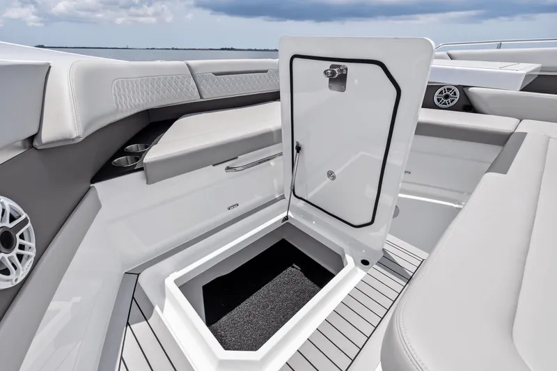 Slide: The Image of Cruisers 50 GLS Outboard 2025 - 68