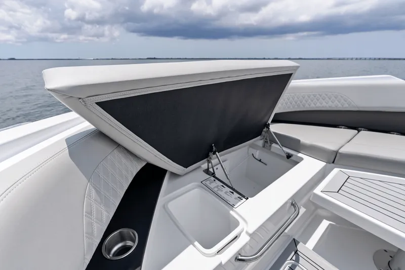 Slide: The Image of Cruisers 50 GLS Outboard 2025 - 69