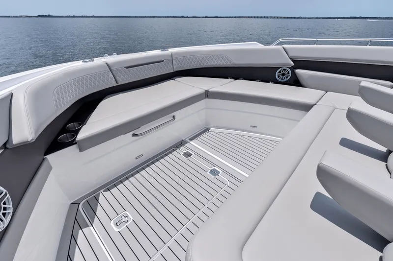 Slide: The Image of Cruisers 50 GLS Outboard 2025 - 71