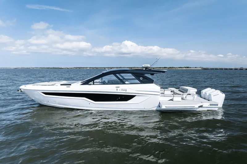 Slide: The Image of Cruisers 50 GLS Outboard 2025 - 8