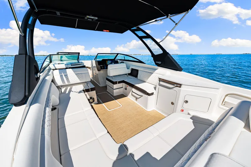 Slide: The Image of Sea Ray SDX 290 Outboard 2025 - 27