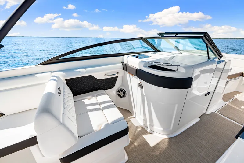 Slide: The Image of Sea Ray SDX 290 Outboard 2025 - 33