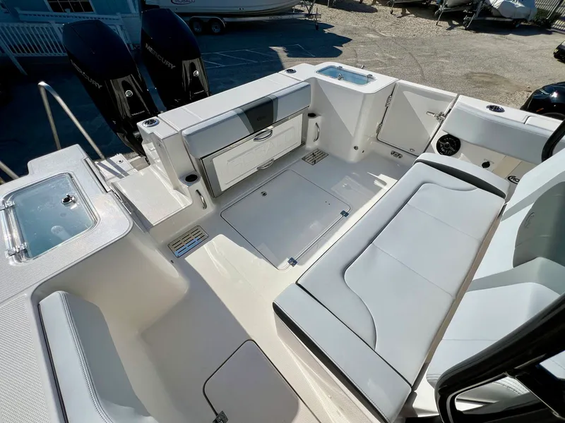 Slide: The Image of Robalo R300 2026 - 10