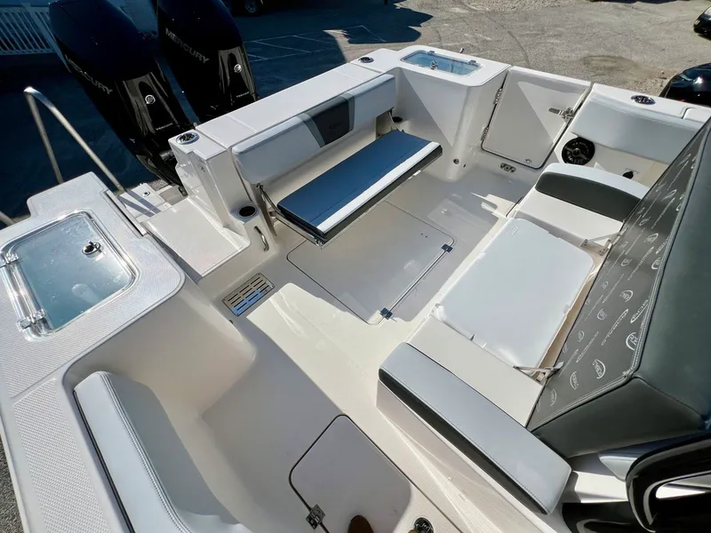 Slide: The Image of Robalo R300 2026 - 11