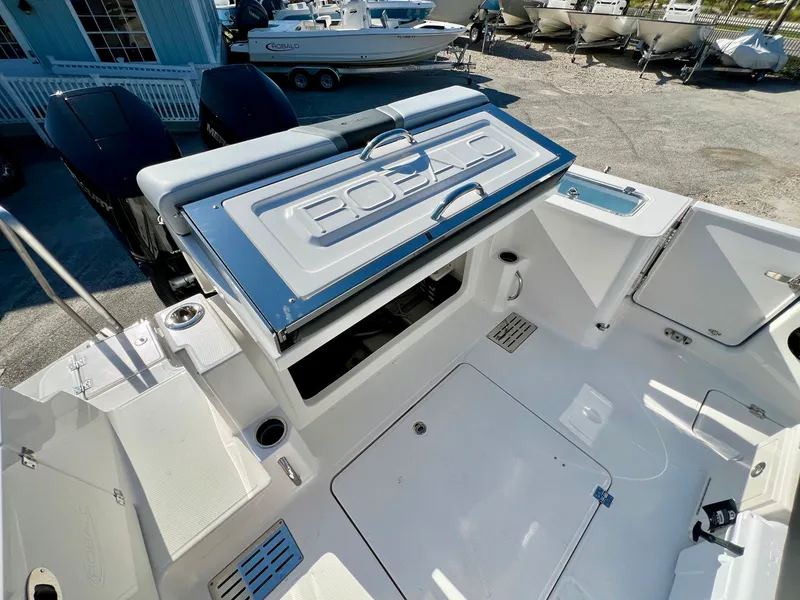 Slide: The Image of Robalo R300 2026 - 12