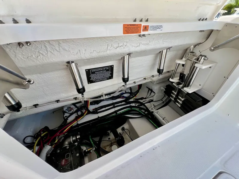 Slide: The Image of Robalo R300 2026 - 13