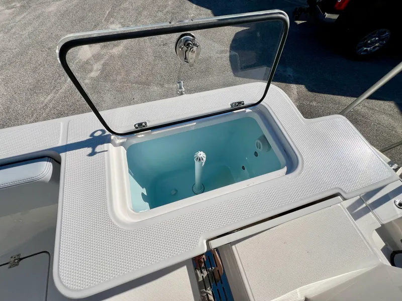 Slide: The Image of Robalo R300 2026 - 14