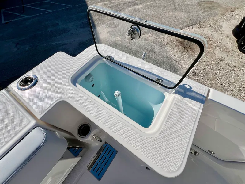 Slide: The Image of Robalo R300 2026 - 15