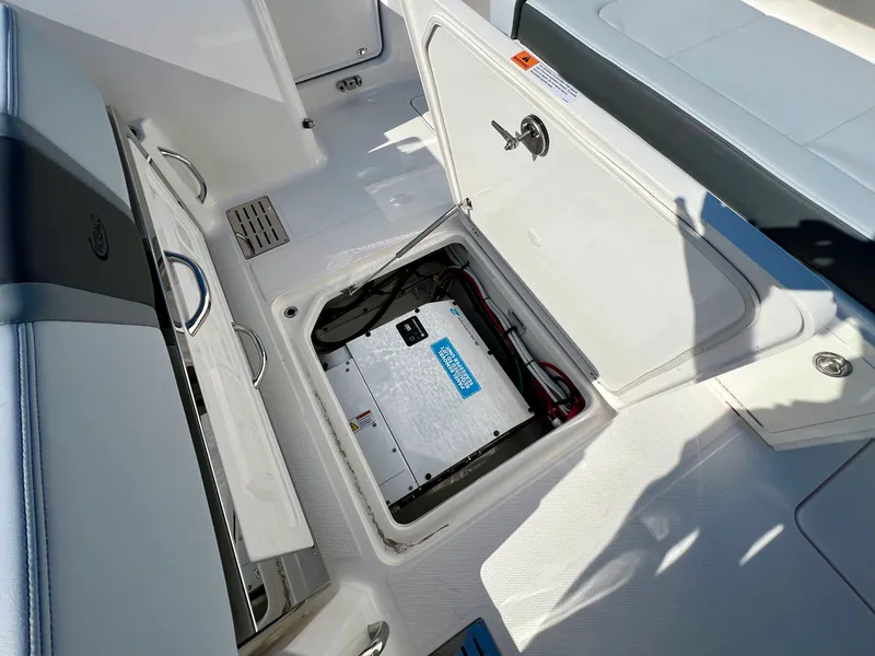 Slide: The Image of Robalo R300 2026 - 16