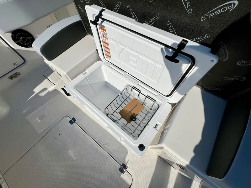 Slide: The Image of Robalo R300 2026 - 17