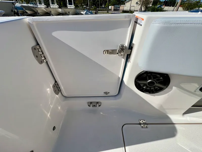 Slide: The Image of Robalo R300 2026 - 18