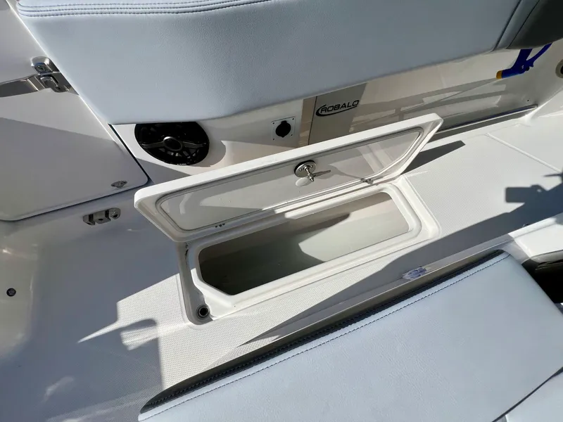 Slide: The Image of Robalo R300 2026 - 19