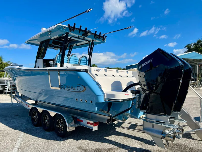 Slide: The Image of Robalo R300 2026 - 2