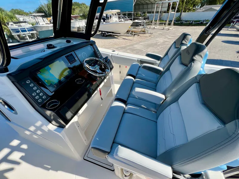 Slide: The Image of Robalo R300 2026 - 23