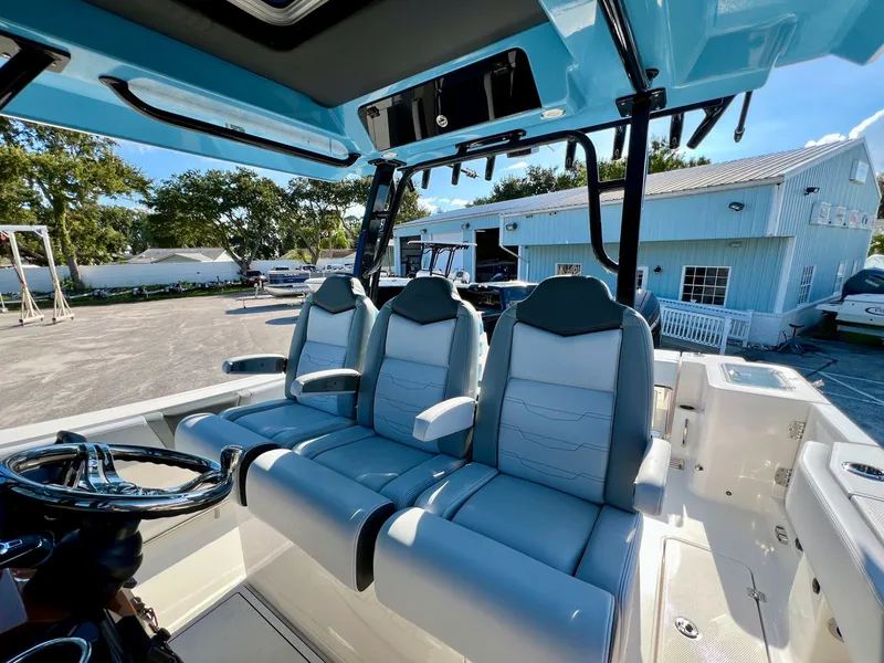 Slide: The Image of Robalo R300 2026 - 24