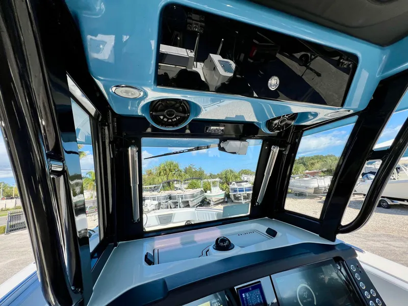 Slide: The Image of Robalo R300 2026 - 25