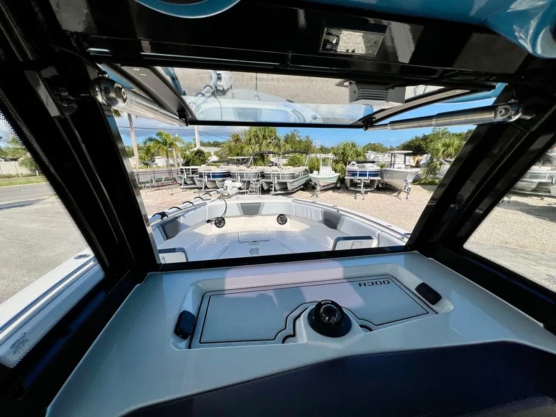 Slide: The Image of Robalo R300 2026 - 26