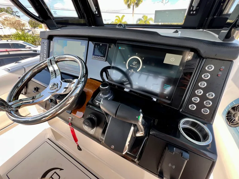 Slide: The Image of Robalo R300 2026 - 28