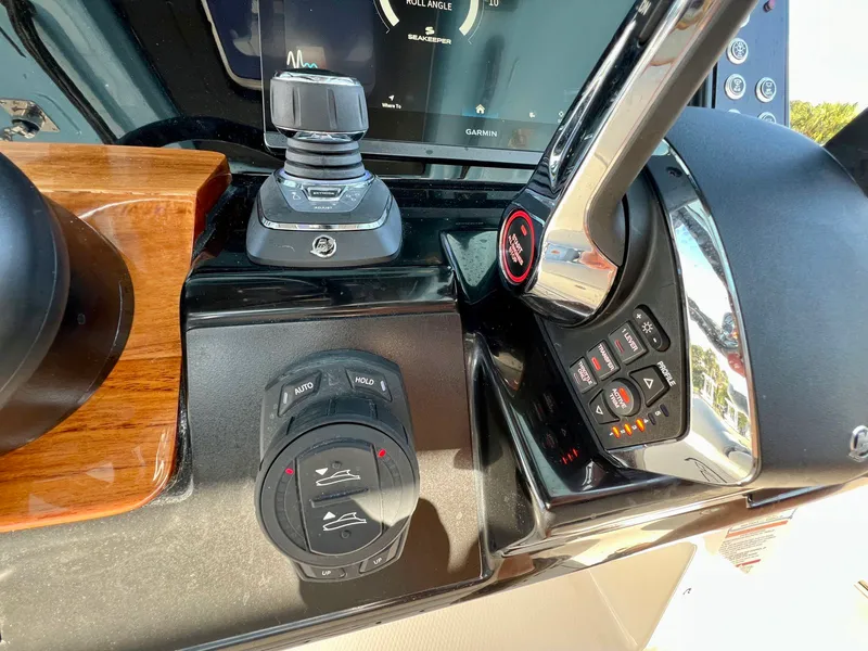 Slide: The Image of Robalo R300 2026 - 29