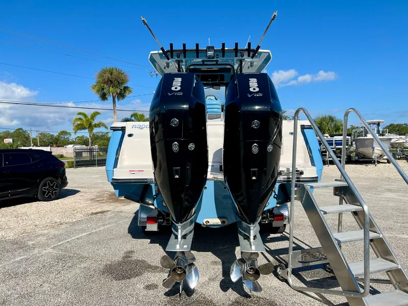 Slide: The Image of Robalo R300 2026 - 3