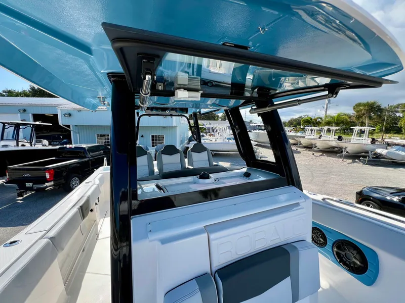 Slide: The Image of Robalo R300 2026 - 32