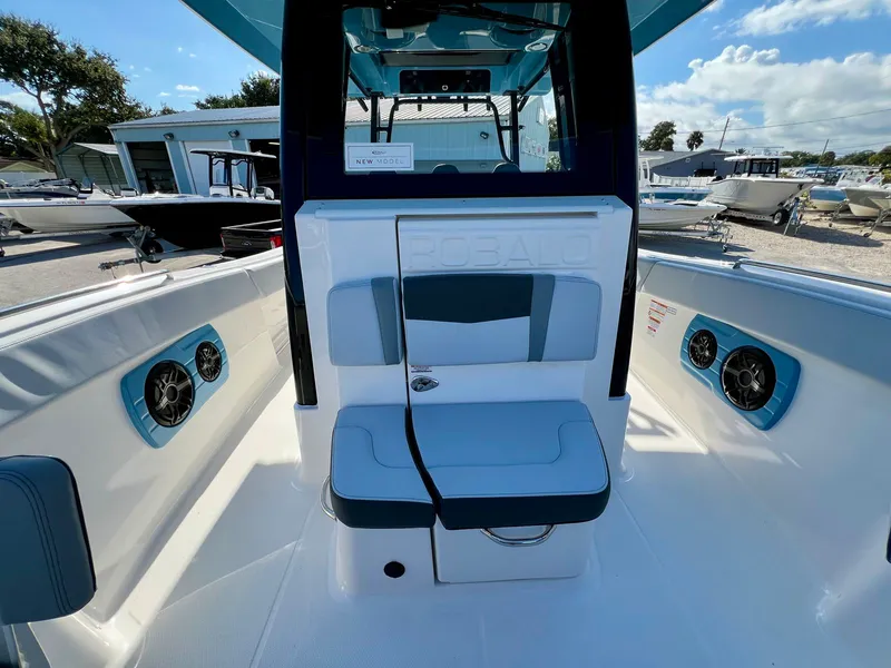 Slide: The Image of Robalo R300 2026 - 33