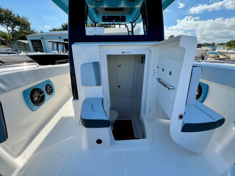 Slide: The Image of Robalo R300 2026 - 34