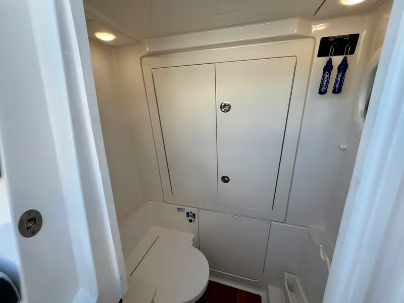 Slide: The Image of Robalo R300 2026 - 35