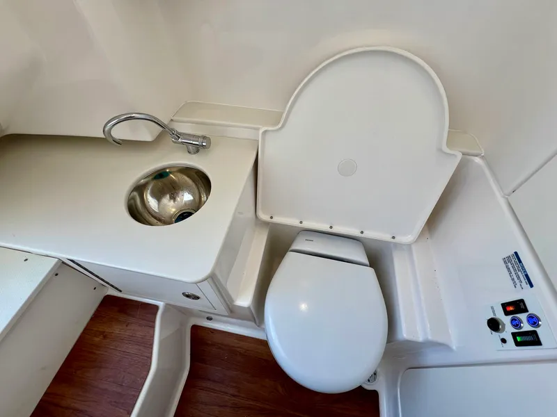 Slide: The Image of Robalo R300 2026 - 36