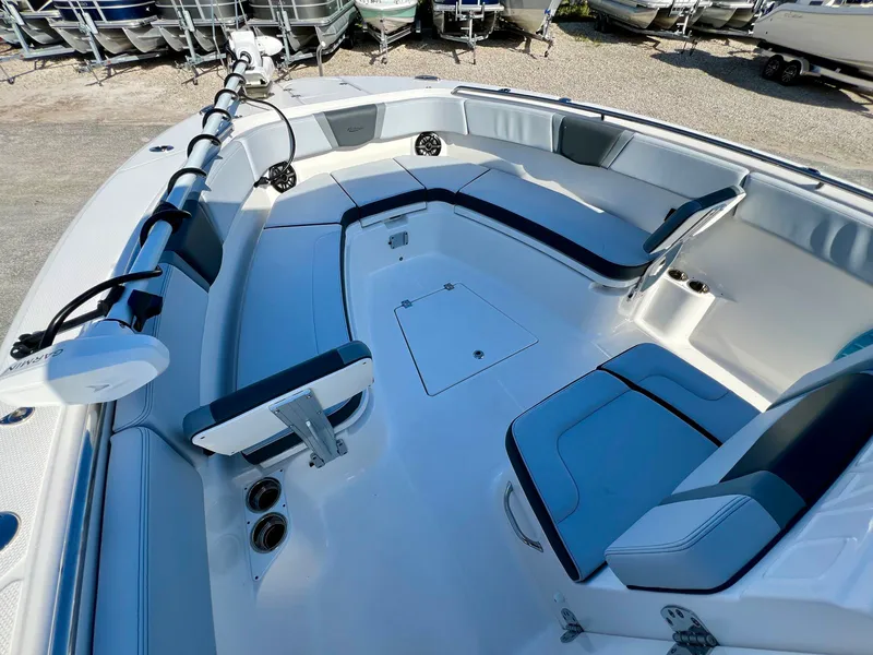 Slide: The Image of Robalo R300 2026 - 37