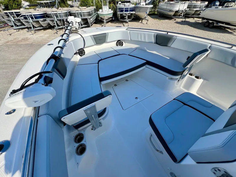 Slide: The Image of Robalo R300 2026 - 38