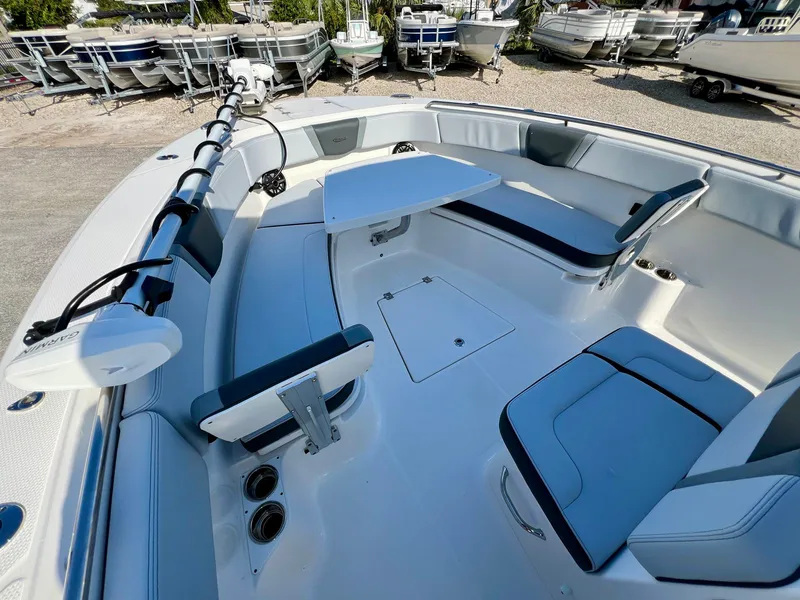 Slide: The Image of Robalo R300 2026 - 39