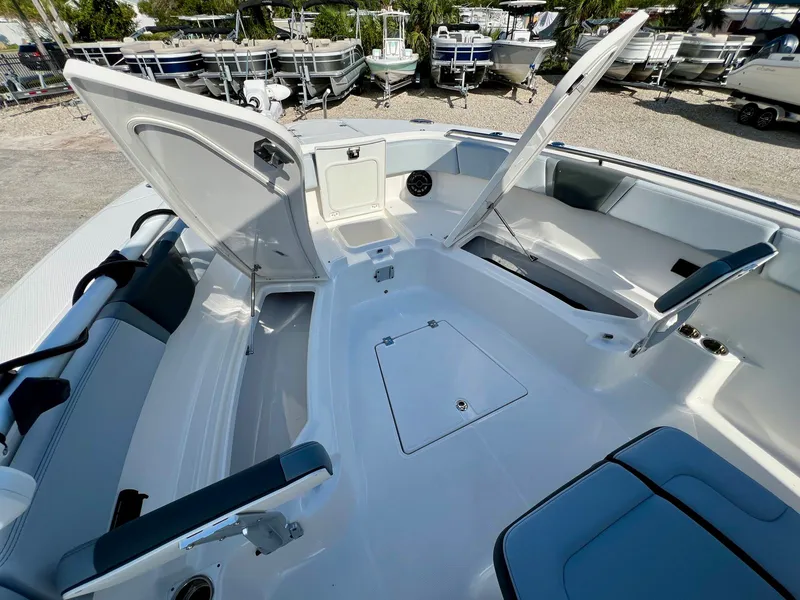 Slide: The Image of Robalo R300 2026 - 40