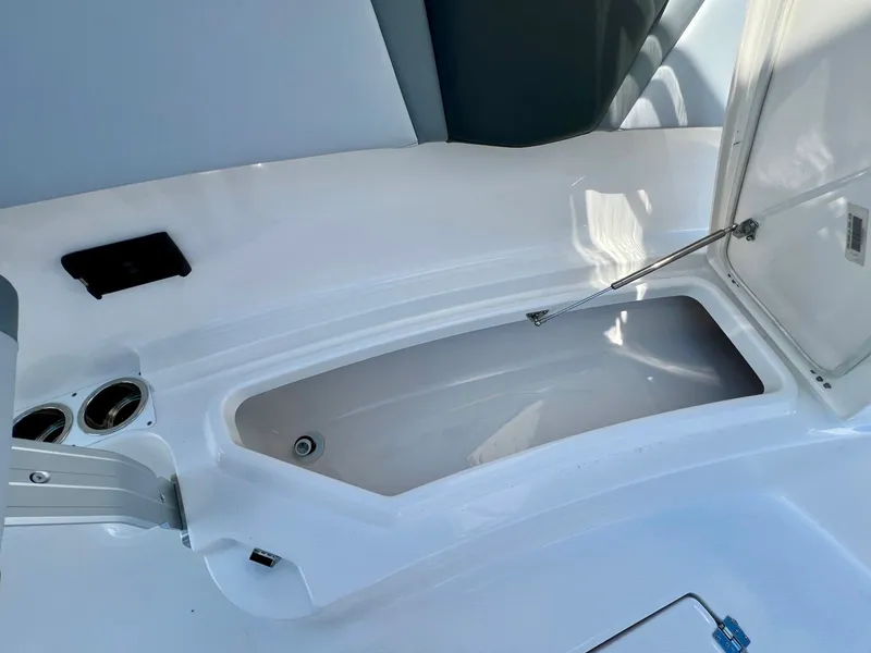 Slide: The Image of Robalo R300 2026 - 41