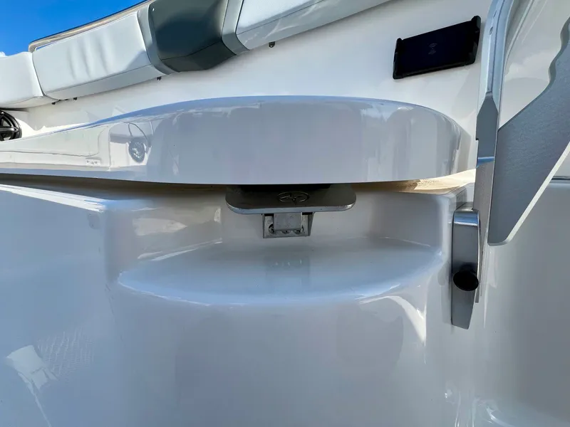 Slide: The Image of Robalo R300 2026 - 42