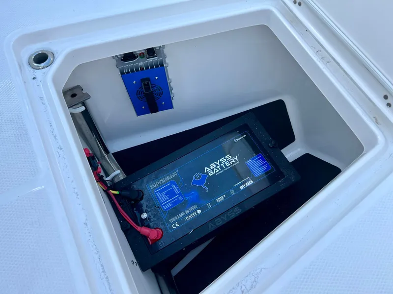 Slide: The Image of Robalo R300 2026 - 43