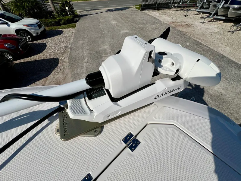 Slide: The Image of Robalo R300 2026 - 44