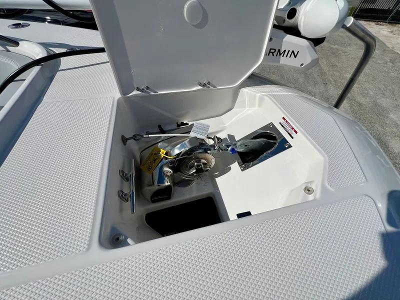 Slide: The Image of Robalo R300 2026 - 45