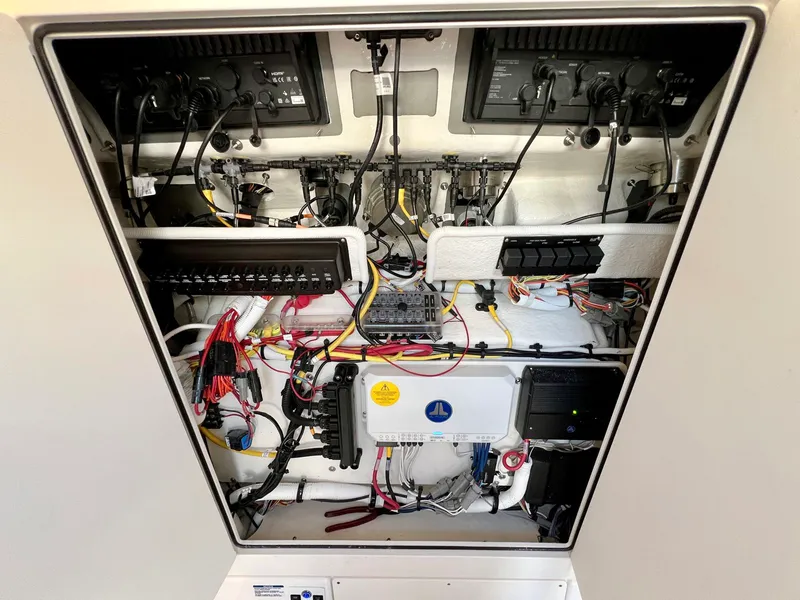 Slide: The Image of Robalo R300 2026 - 49