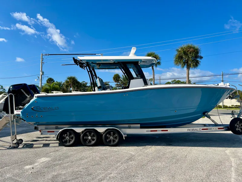 Slide: The Image of Robalo R300 2026 - 5