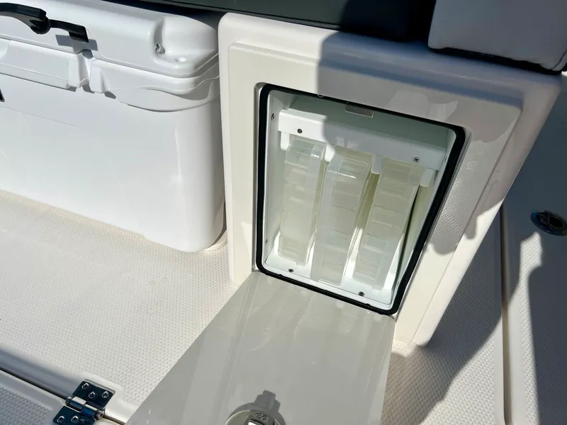 Slide: The Image of Robalo R300 2026 - 50