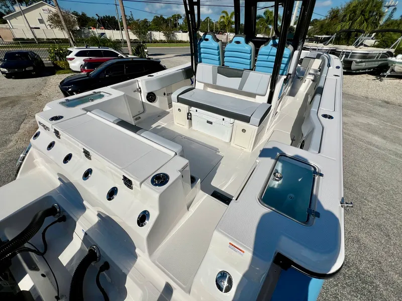 Slide: The Image of Robalo R300 2026 - 9