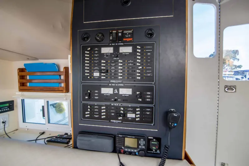 Slide: The Image of Albin 35 Command Bridge 2005 - 27