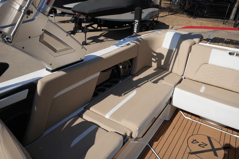 Slide: The Image of Mastercraft X24 2022 - 12