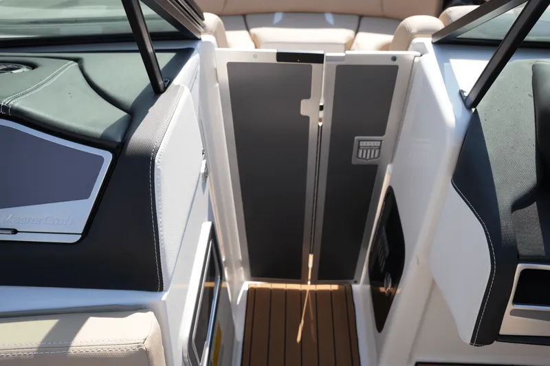 Slide: The Image of Mastercraft X24 2022 - 25