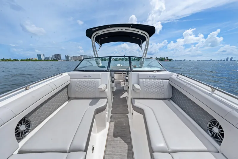 Slide: The Image of Sea Ray SDX 270 Outboard 2023 - 30