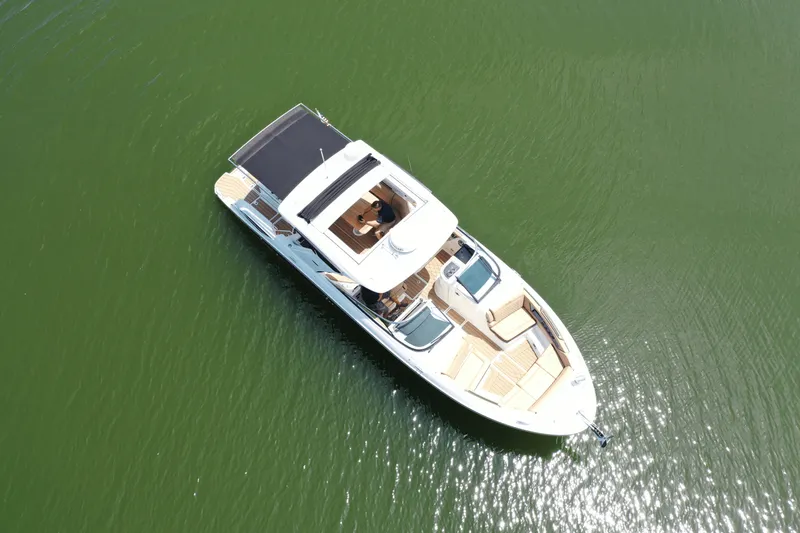 Slide: The Image of Sea Ray SLX 350 2025 - 10