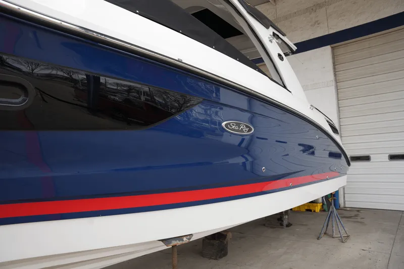 Slide: The Image of Sea Ray SLX 350 2025 - 11